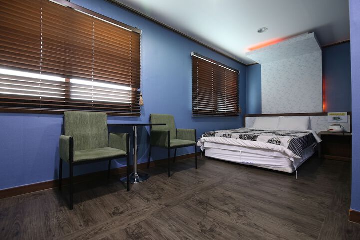 Room 3 of 53