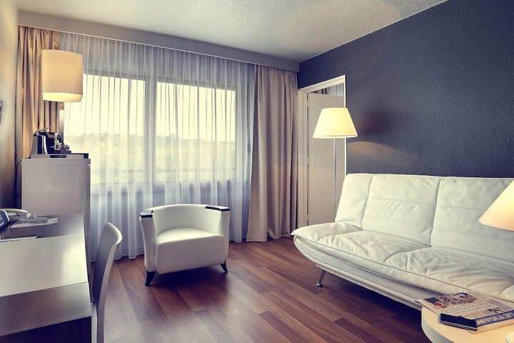 Room 10 of 28