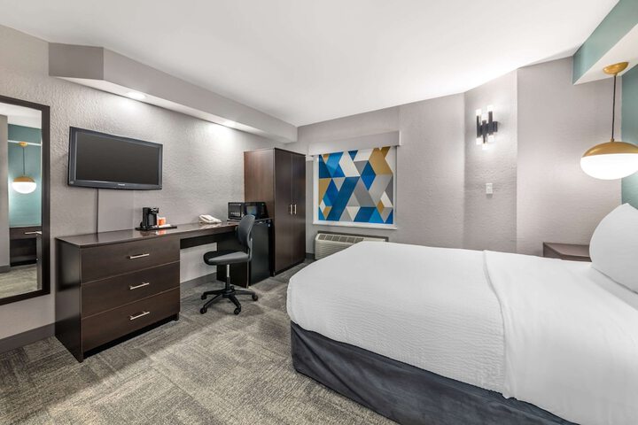 1 Queen Bed (1 of 16)