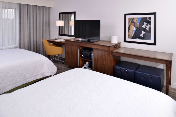 2 Queen Beds Mobility Accessible with Tub (5 of 16)