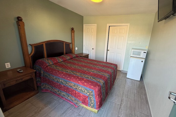 Room 7 of 16