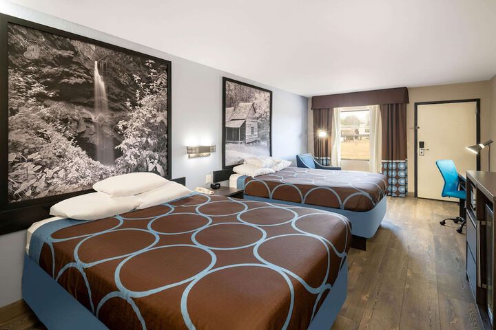 2 Queen Beds (2 of 3)