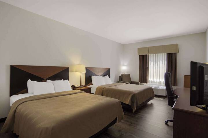 2 Queen Beds (12 of 16)