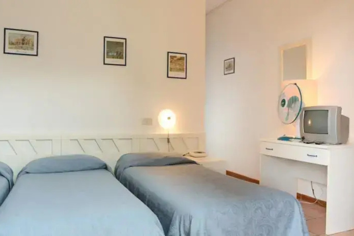 Room 6 of 10
