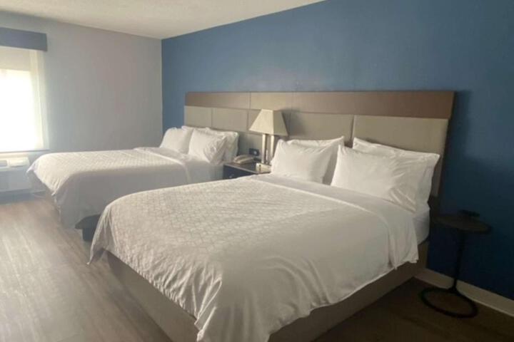 2 Queen Beds Microwave and Refrigerator Full Breakfast (4 of 7)