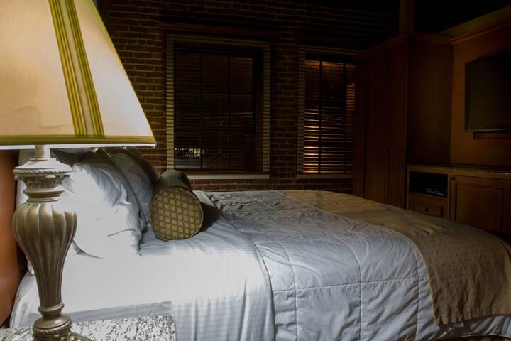 1 King Bed (4 of 15)