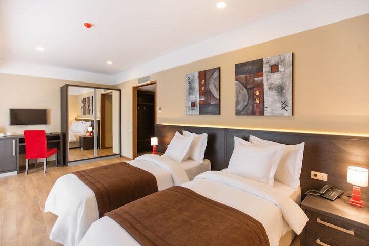 Room 2 of 47
