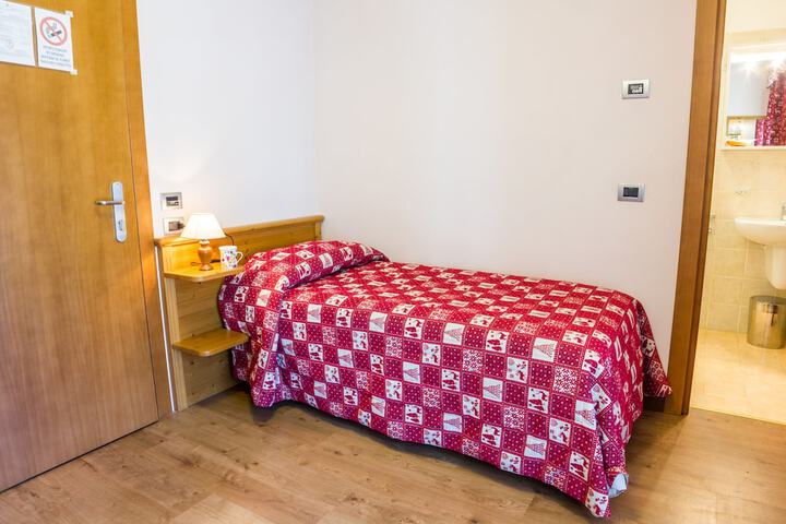 Room 6 of 37