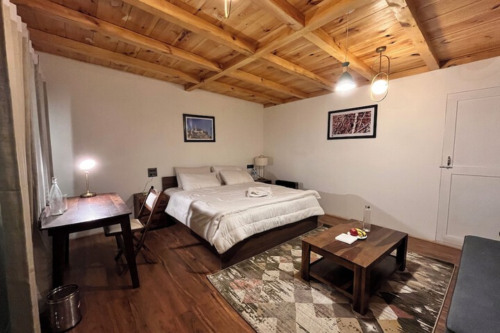 Room 4 of 16
