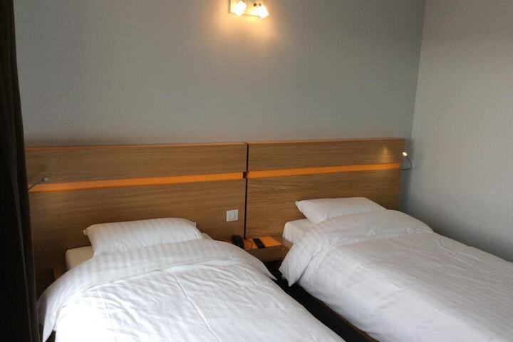 Room 16 of 38