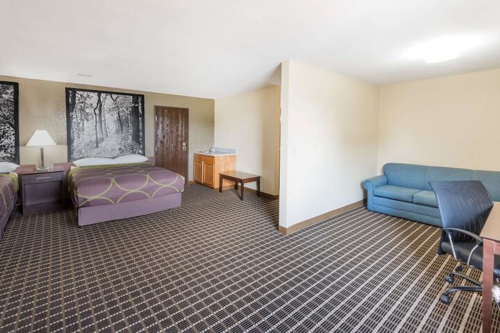 1 Queen Bed (5 of 9)