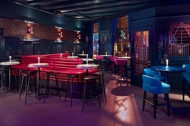 Lounge 114 of 121