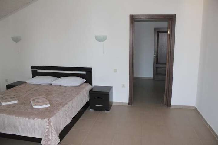 Room 12 of 37