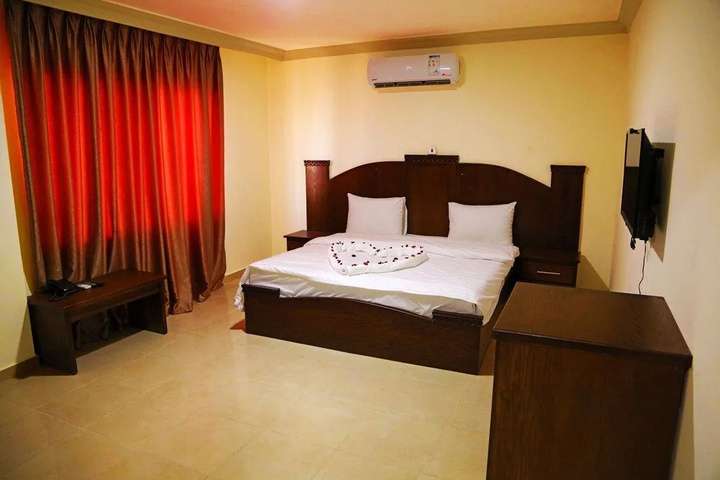 Room 4 of 16
