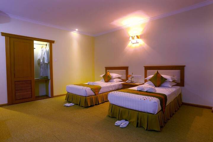 Room 10 of 28