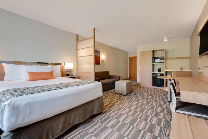 1 Queen Bed (9 of 21)