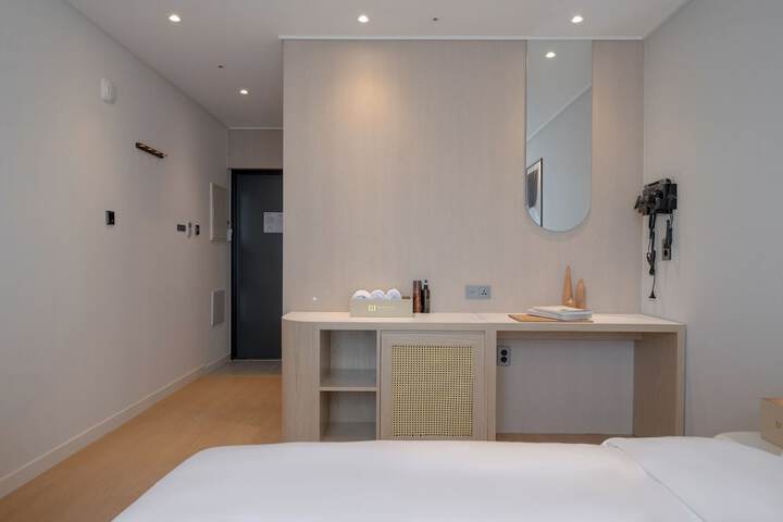 Room 27 of 51