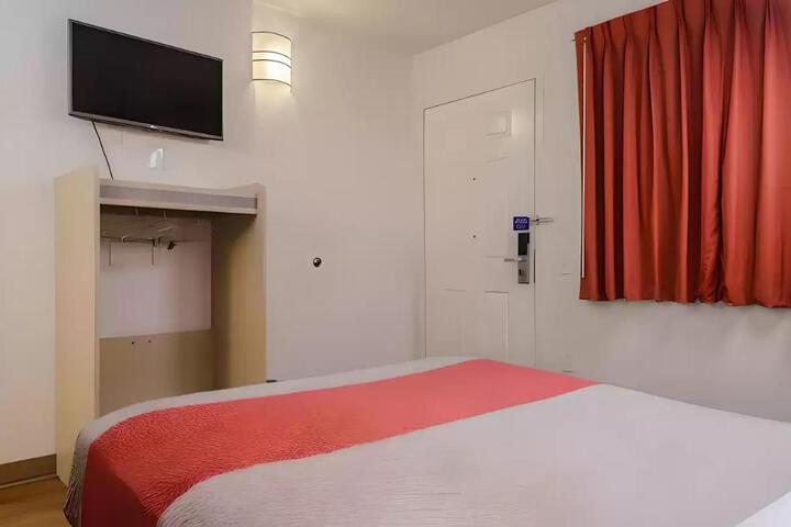 1 Queen Bed Mobility Accessible Bathtub with Grab Bars (6 of 9)