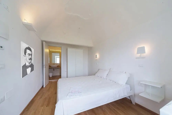 Room 6 of 12