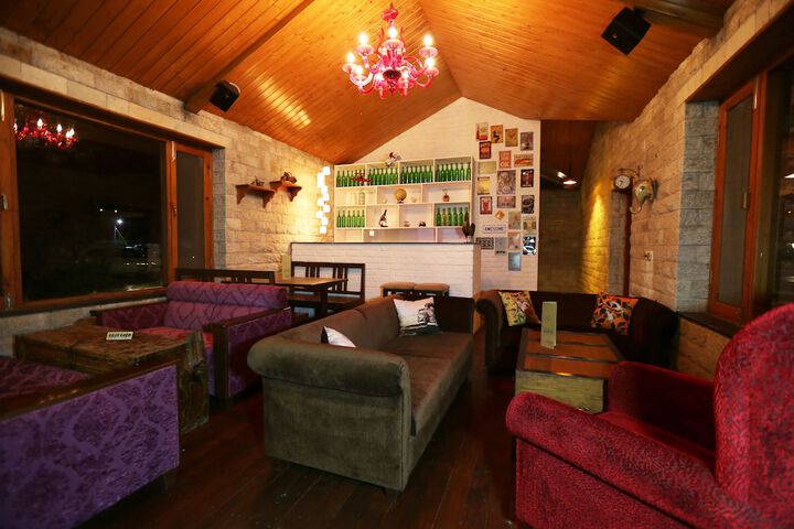 Lounge 51 of 62