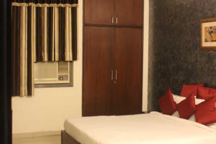 Room 5 of 17