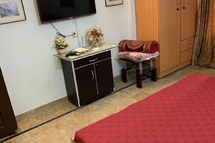 Room 4 of 12
