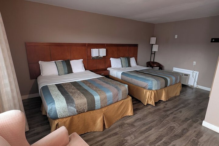 Family Room 2 Queen Beds (1 of 9)