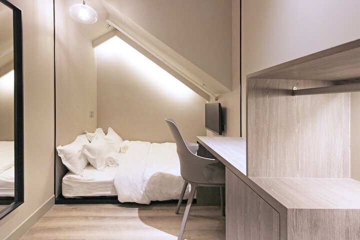 Room 6 of 32