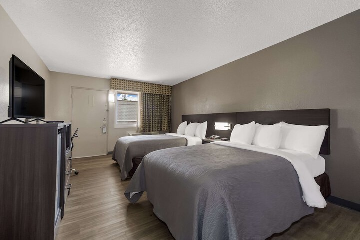2 Double Beds (2 of 8)