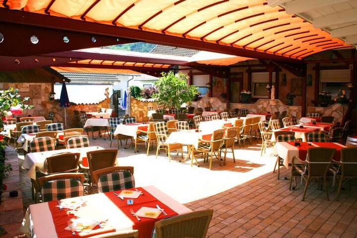 Dining 17 of 18
