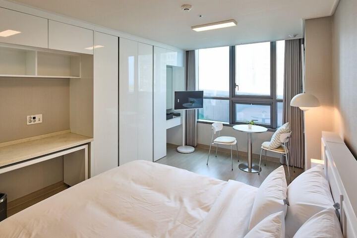 Room 9 of 90