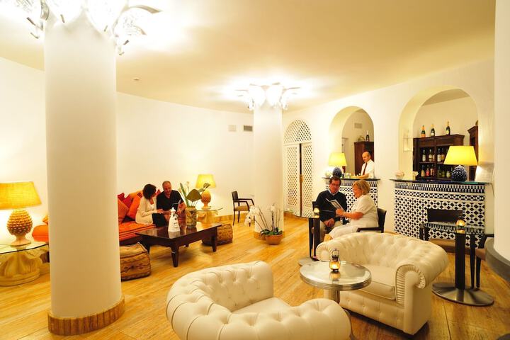 Lounge 206 of 249