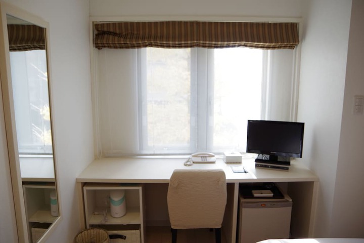 Room 5 of 12