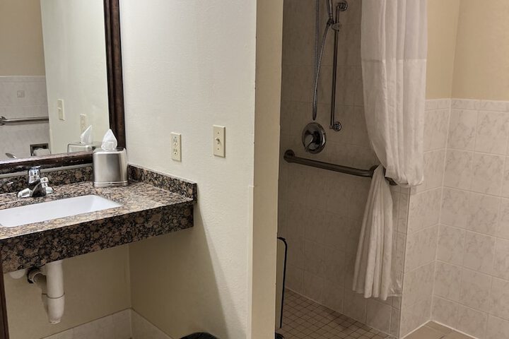 1 Queen Bed Mobility Accessible (14 of 18)
