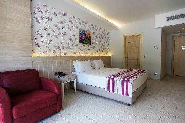 Room 13 of 128