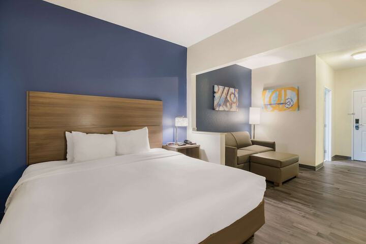 Efficiency King Bed Accessible (6 of 8)