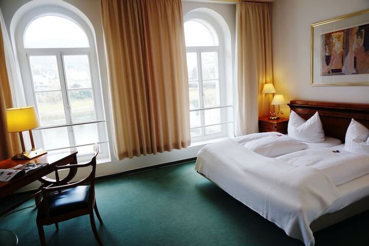 Room 17 of 100