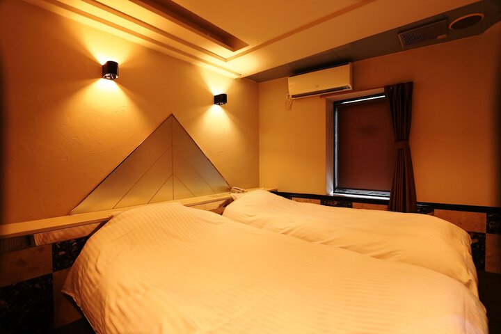 Room 13 of 35
