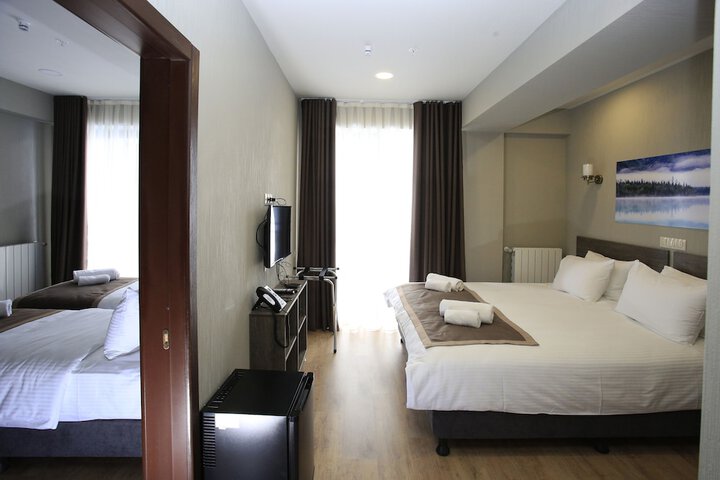 Room 6 of 18