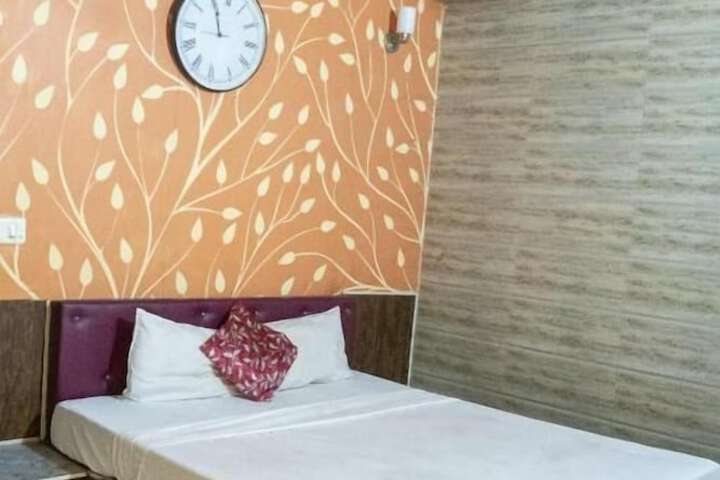 Room 6 of 8