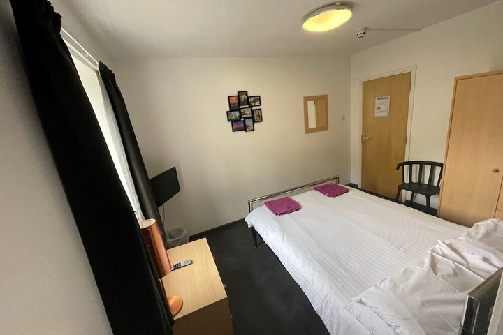 Room 6 of 33