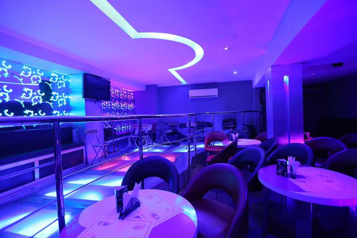 Lounge 44 of 52