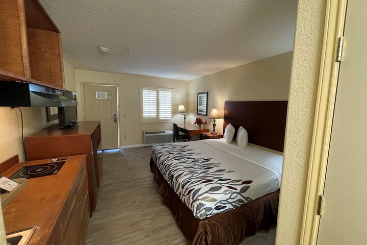 Room 10 of 16