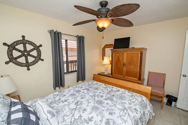 Room 4 of 12