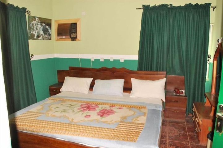 Room 4 of 10