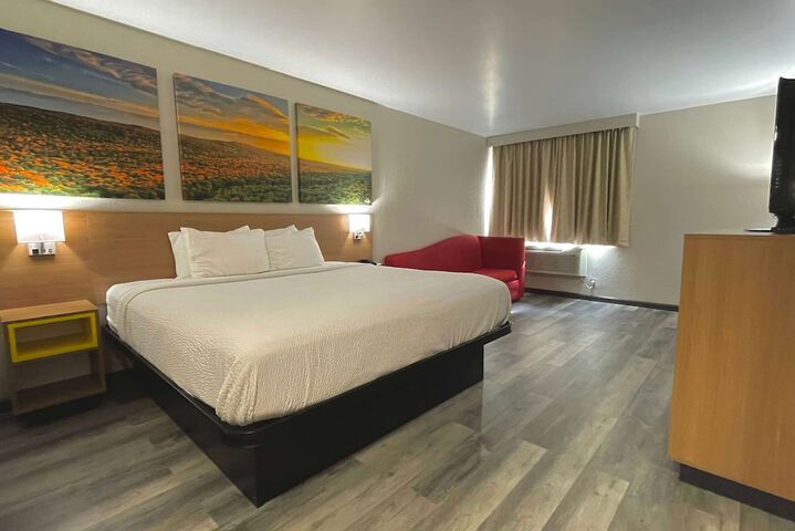 1 King Bed (3 of 24)
