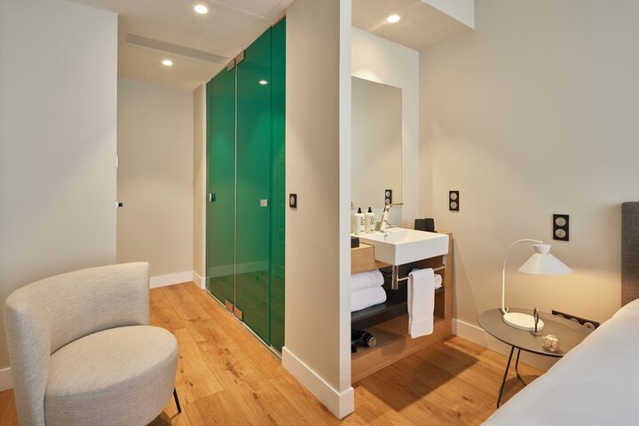 Room 10 of 48