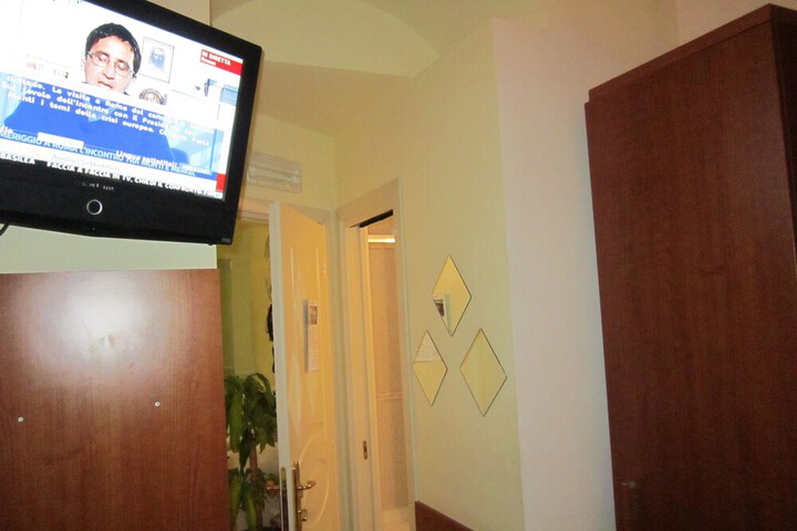 Room 13 of 16