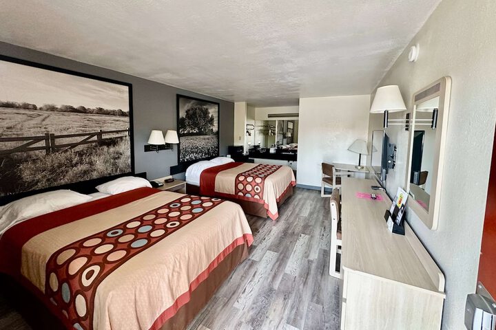 2 Queen Beds (12 of 16)