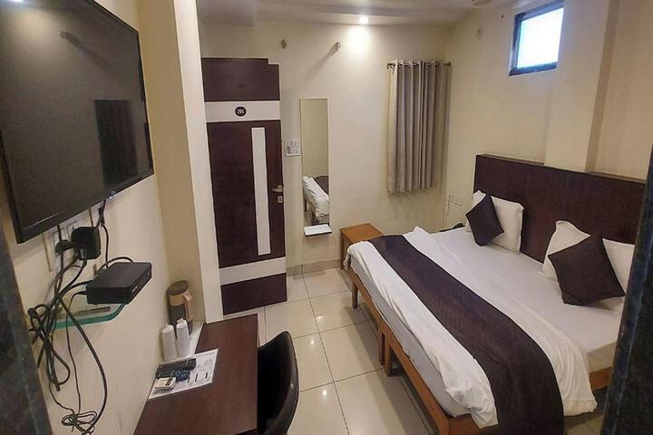 Room 11 of 25